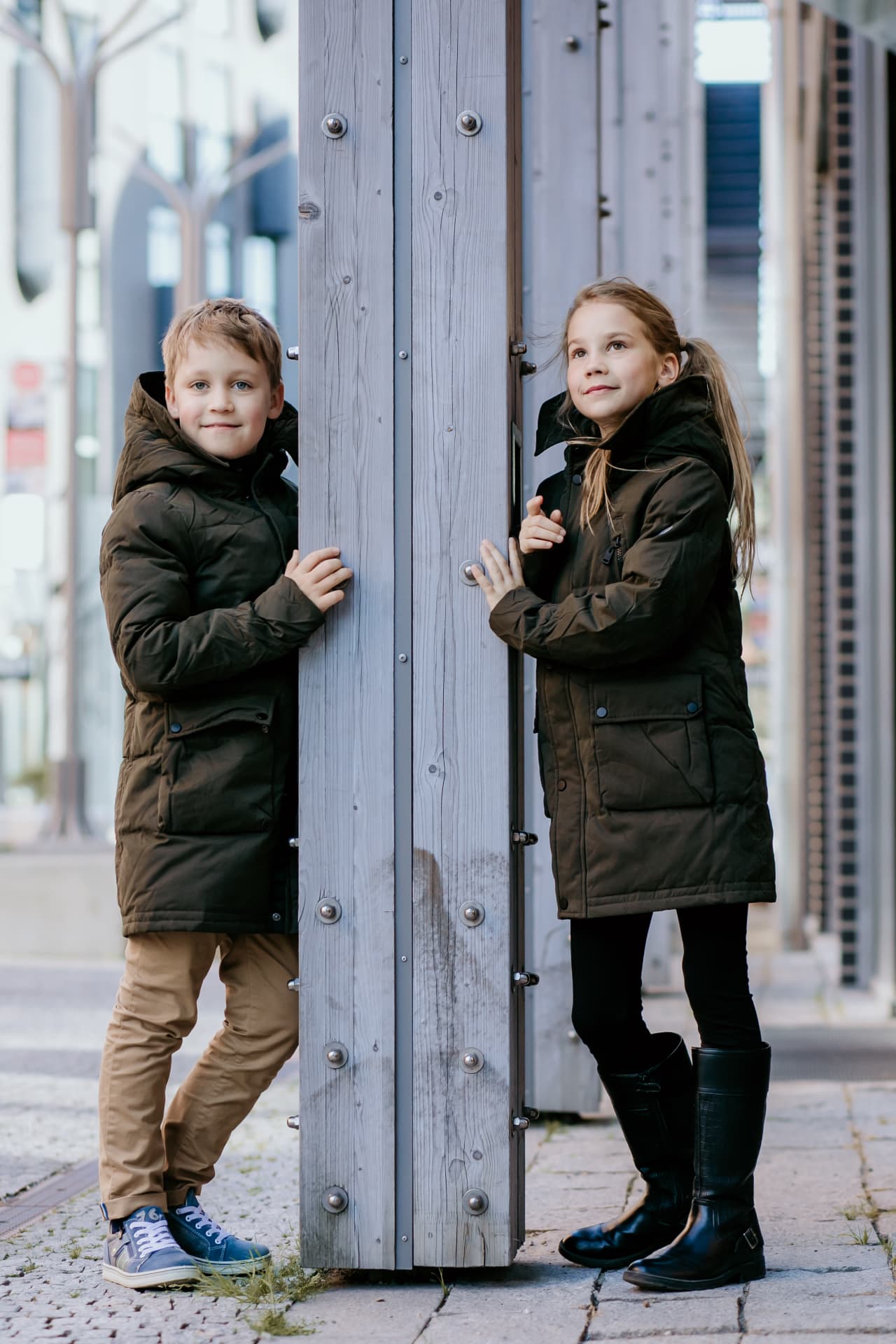 Two children in khaki Pengu KIDS parkas